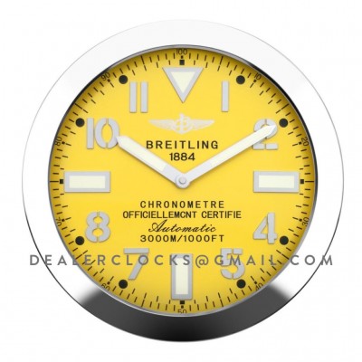 Breitling Superocean Chrom beleuchtet esszimmer gelb wanduhr